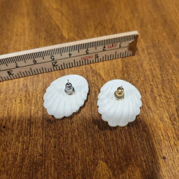 Vtg Nautical Clam Shell White Scalloped Post Enamel Earrings Beachy 1 1/8” - Picture 3 of 4